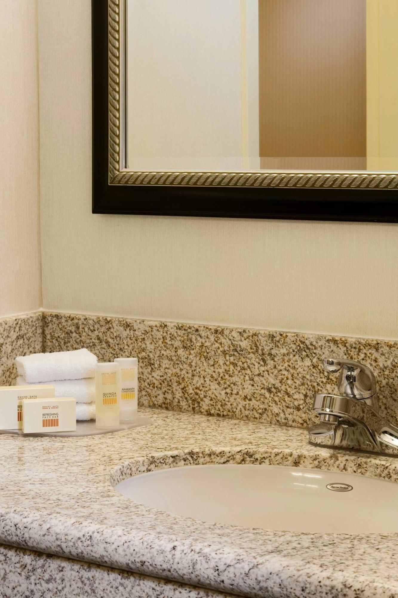 Courtyard By Marriott Houston Hobby Airport Hotel Exterior photo