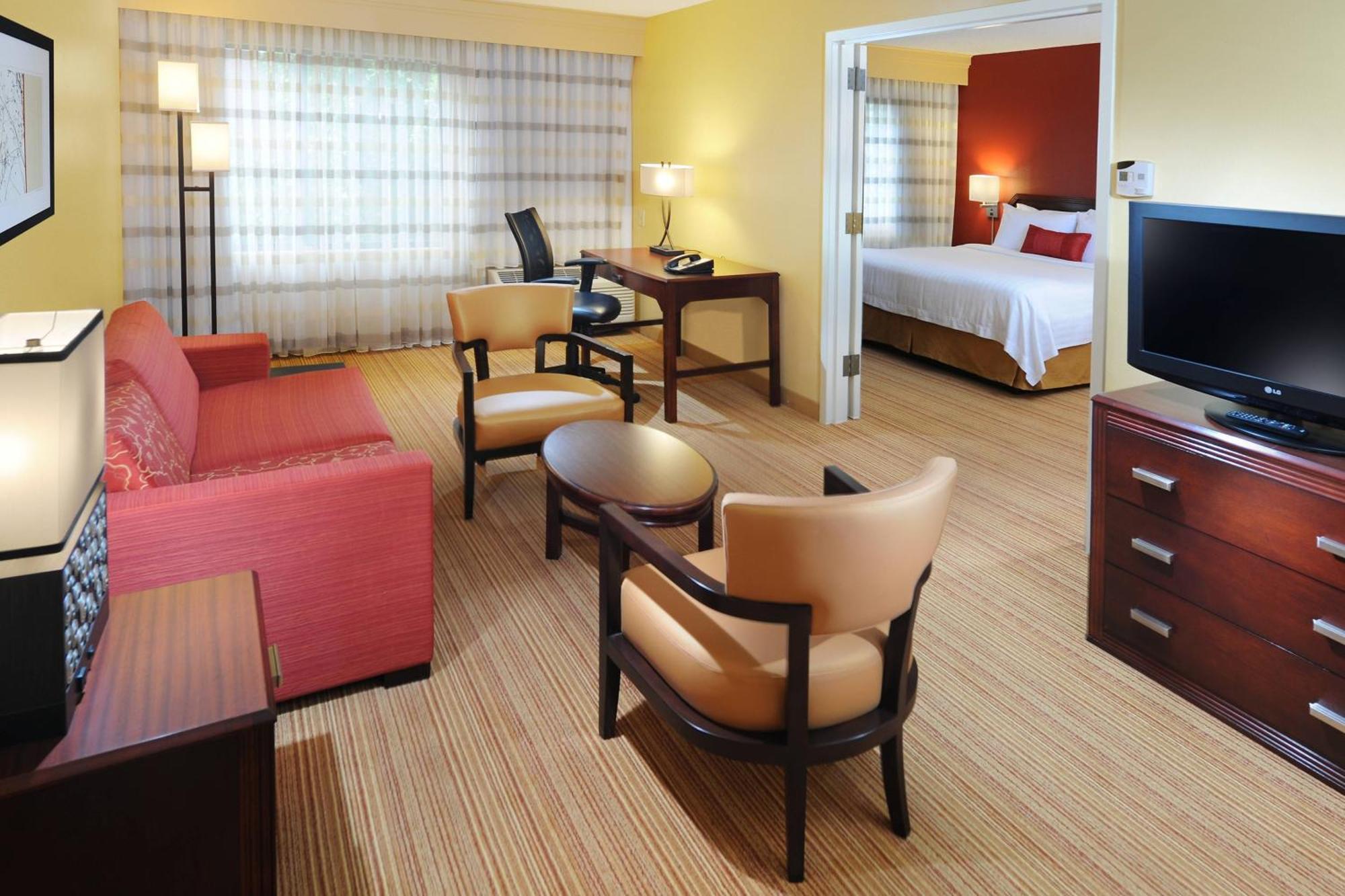 Courtyard By Marriott Houston Hobby Airport Hotel Exterior photo