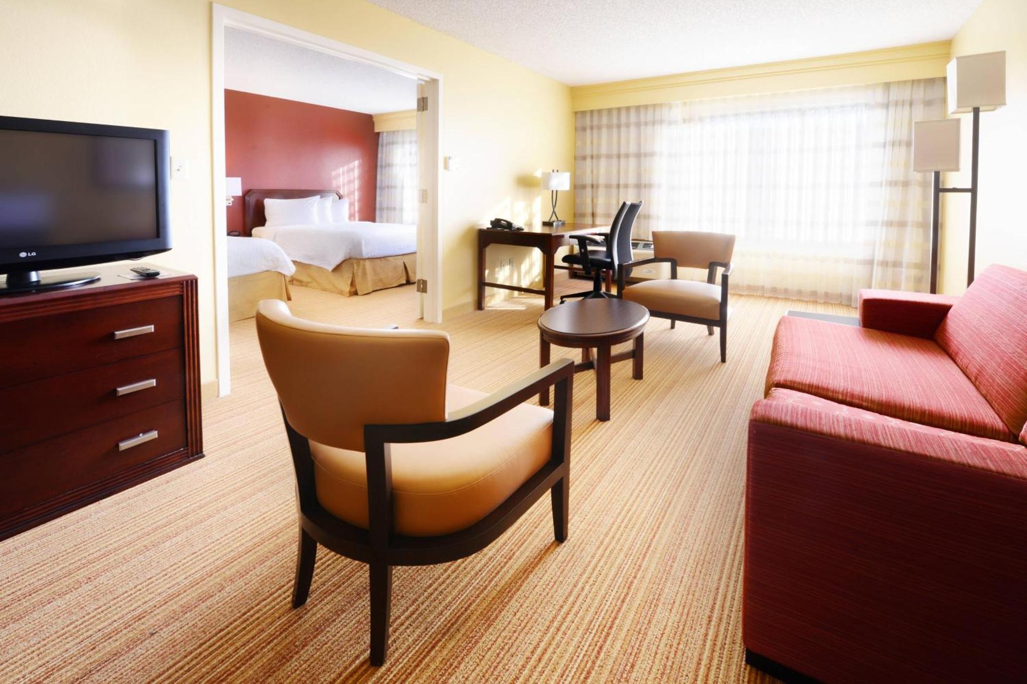 Courtyard By Marriott Houston Hobby Airport Hotel Exterior photo