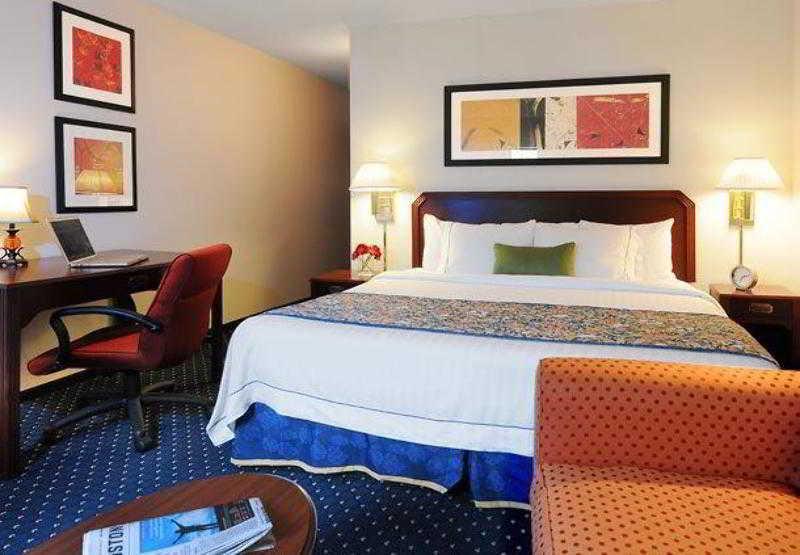 Courtyard By Marriott Houston Hobby Airport Hotel Room photo
