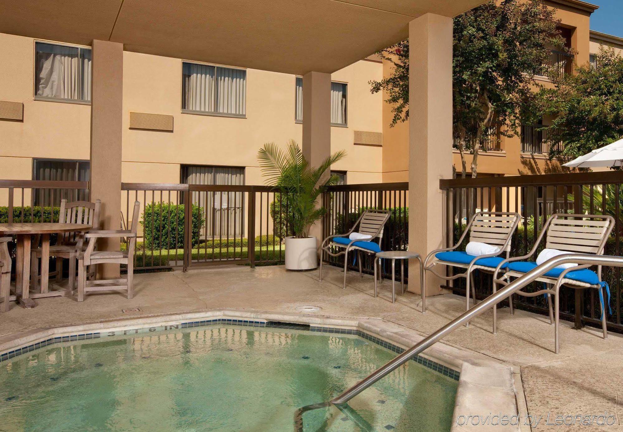Courtyard By Marriott Houston Hobby Airport Hotel Exterior photo