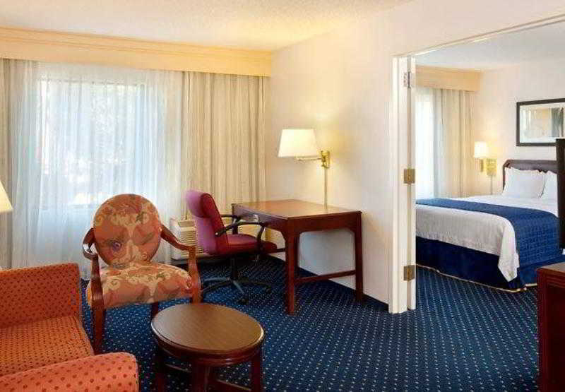 Courtyard By Marriott Houston Hobby Airport Hotel Room photo